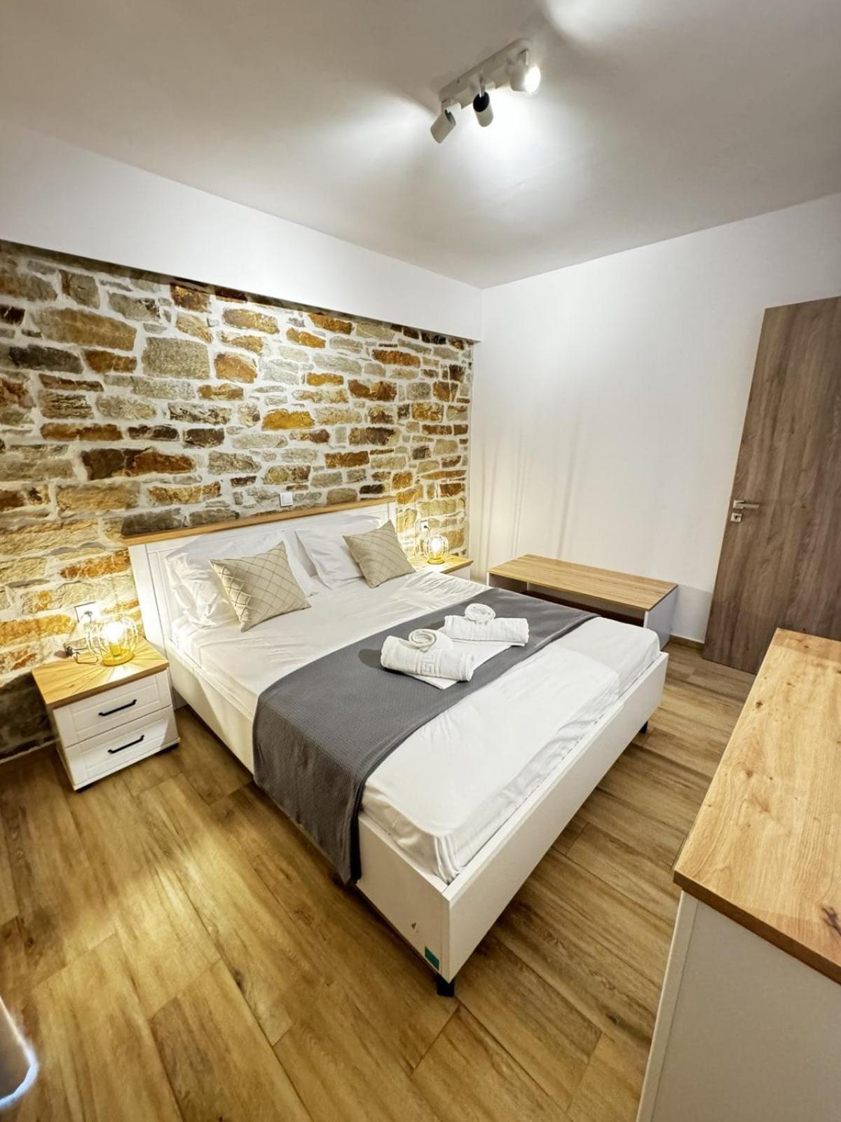 Lithos Apartment